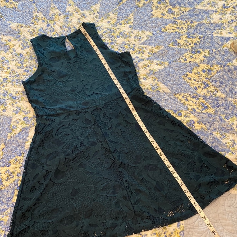 Elegant Green Lace Dress - Picture 2 of 2